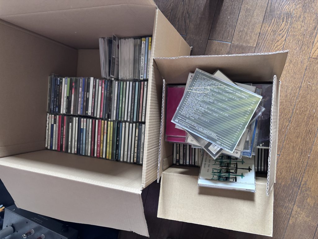 断捨離したCDを箱に詰めて。